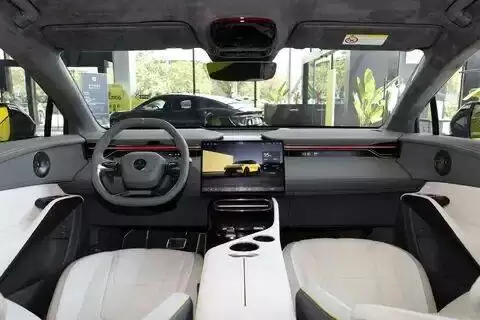 路特斯ELETRE内饰布局