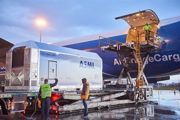 ASML EUV光刻机供不应求，半导体巨头争相采购