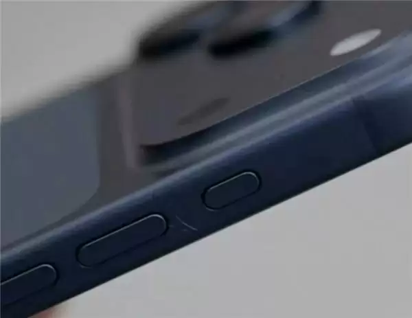 iPhone 17 Pro机身划痕展示