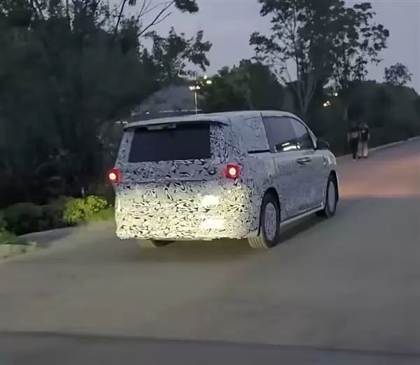 智界MPV外观谍照