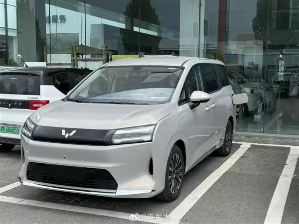 五菱星光730实车曝光，主打家用商务MPV市场
