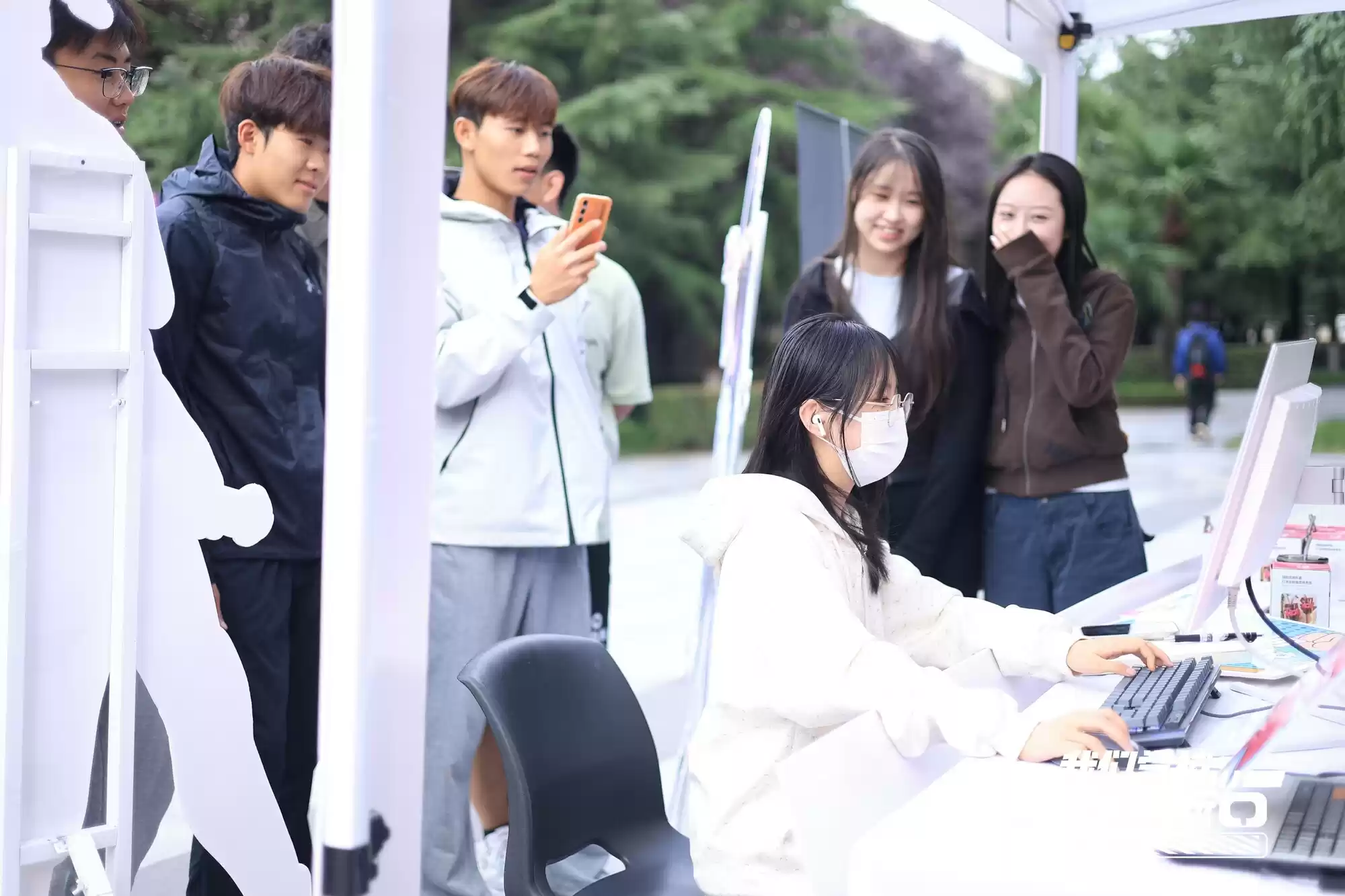 学生体验飞利浦EVNIA显示器