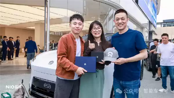 李斌带病工作现场