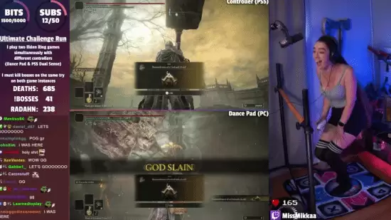 单手柄双机同步挑战！玩家同时对决空洞骑士两代BOSS