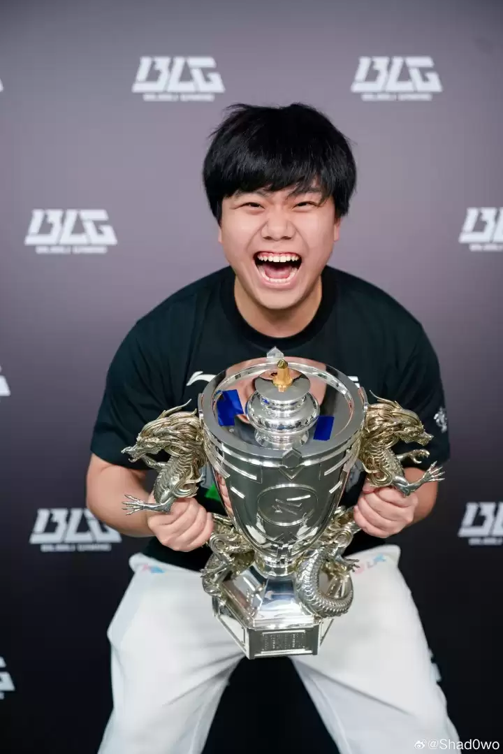 Shad0w更新社媒分享夺冠感受：第一次捧杯但不是最后一次,谢谢BLG,下一个目标大家都懂