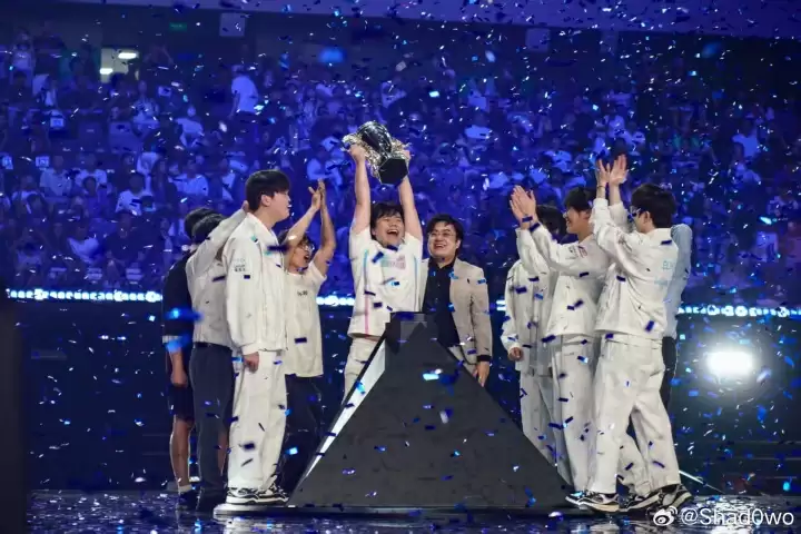 Shad0w更新社媒分享夺冠感受：第一次捧杯但不是最后一次,谢谢BLG,下一个目标大家都懂
