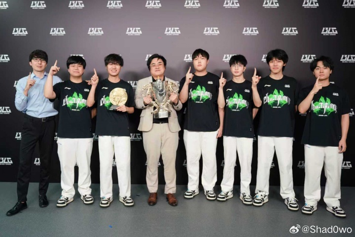 Shad0w更新社媒分享夺冠感受:第一次捧杯但不是最后一次,谢谢BLG,下一个目标大家都懂