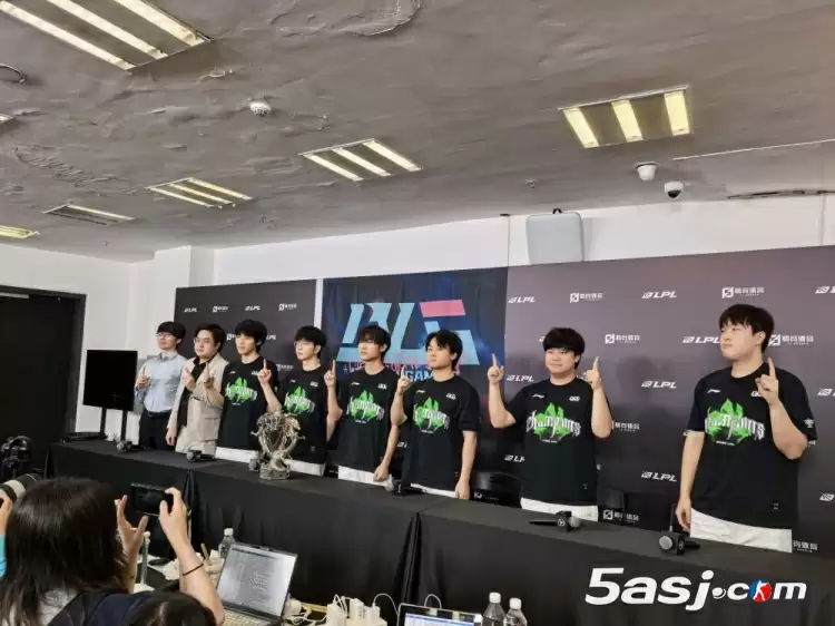 BLG赛后群访：Bin霸气喊话T1「先赢LPL四号种子」｜年度总决赛深度复盘