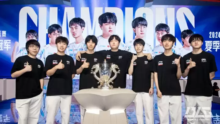 2025LPL总决赛：BLG捧起银龙杯，knight获得FMVP