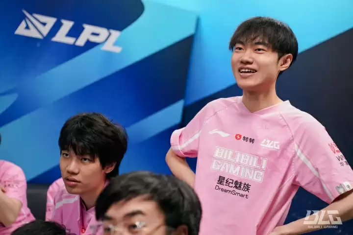 BLG全队捧杯庆祝