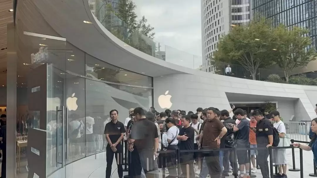印度苹果店抢购现场