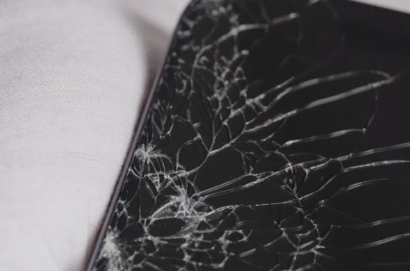 iPhone 17 Pro与Air跌落实测：屏幕碎裂问题依旧突出