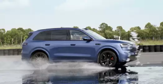 满载6人！全新问界M7实现高速爆胎稳定控制