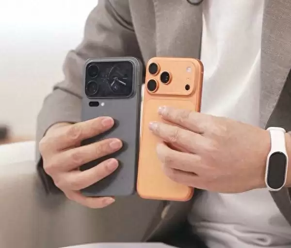 小米17 Pro Max(左)