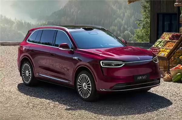 新问界M7实现全自动化加油:不用下车、不用开窗!车机一键支付