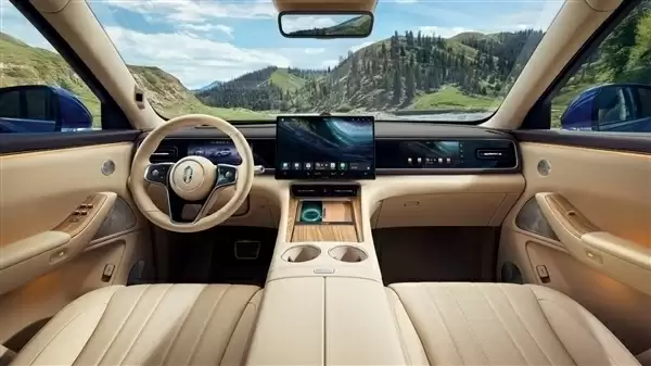 新问界M7实现全自动化加油:不用下车、不用开窗!车机一键支付