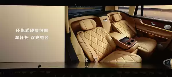 后排双零重力座椅！问界M9尊四座上市：55.98万起