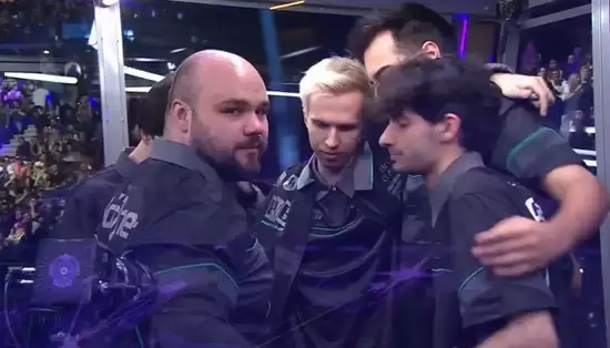 2025年的No[o]ne（看向镜头的光头）