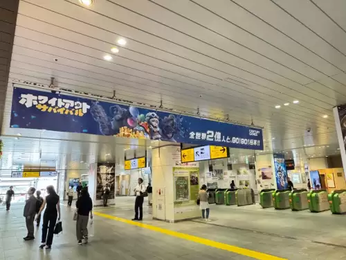 车站出入口广告展示《Whiteout Survival》全球玩家突破2亿