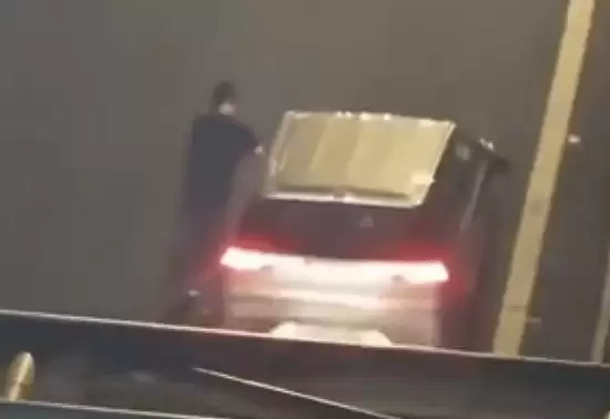 男子驾电动车长途未充电 高速推车被查