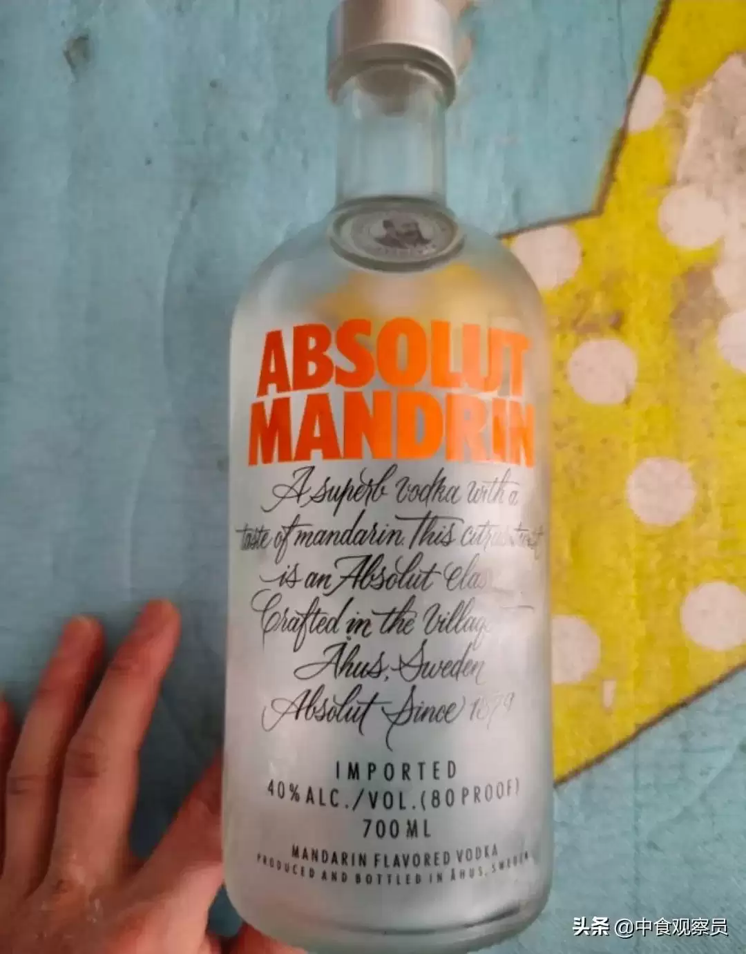 同学品尝伏特加酒