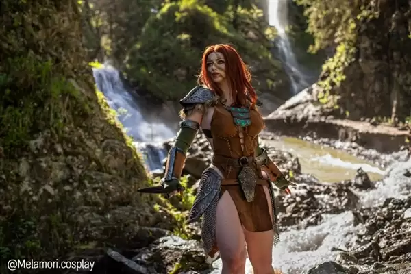 国外美女Cos《上古卷轴》女猎手艾拉