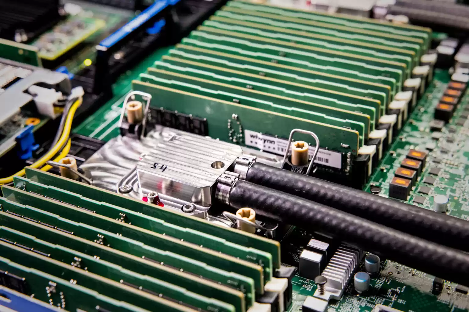 微软攻克数据中心芯片散热瓶颈：微流体