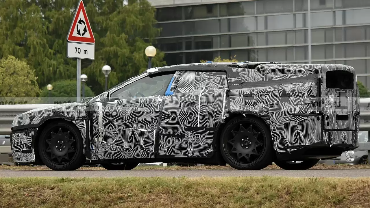 法拉利首款电动汽车最新谍照曝光,预计为五门跨界车