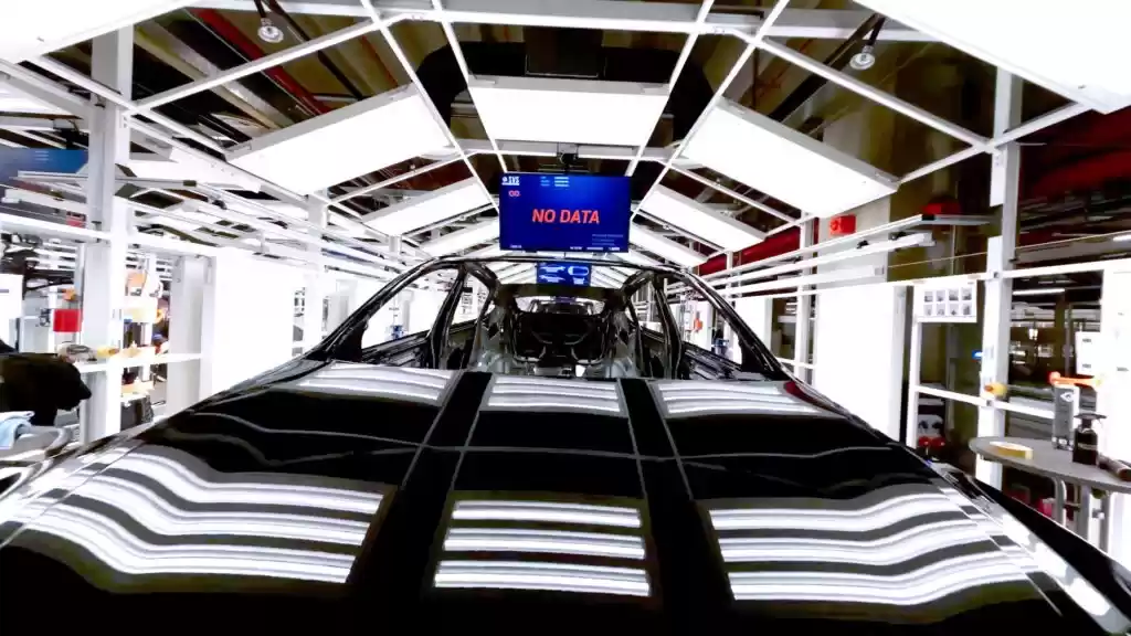 员工称遭机器人猛击受重伤，特斯拉被索赔