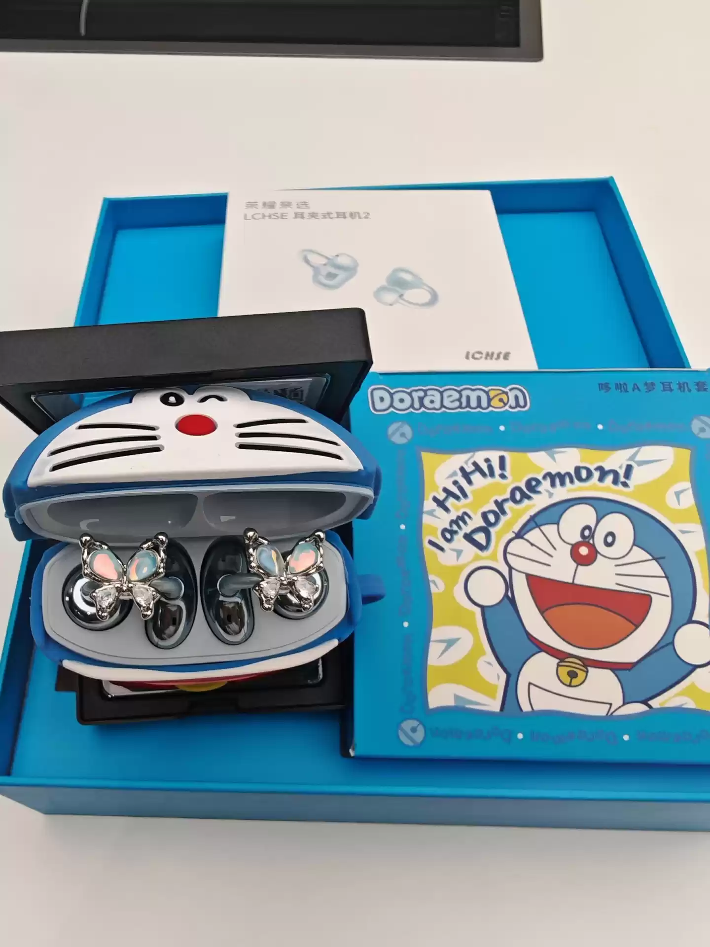 荣耀亲选耳夹式耳机 2 哆啦 A 梦限定礼盒曝光,含定制保护壳、装饰件等