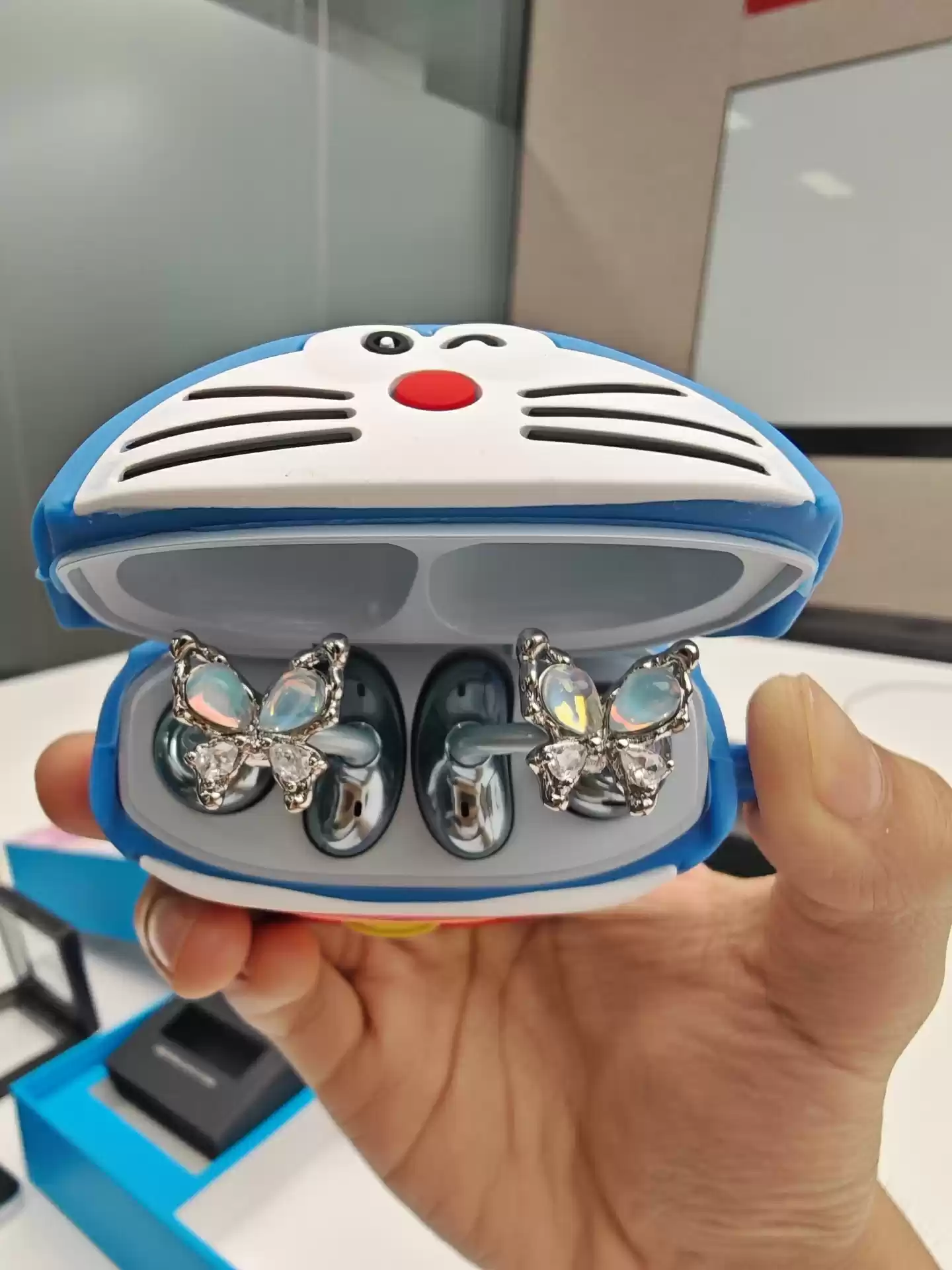 荣耀亲选耳夹式耳机 2 哆啦 A 梦限定礼盒曝光,含定制保护壳、装饰件等