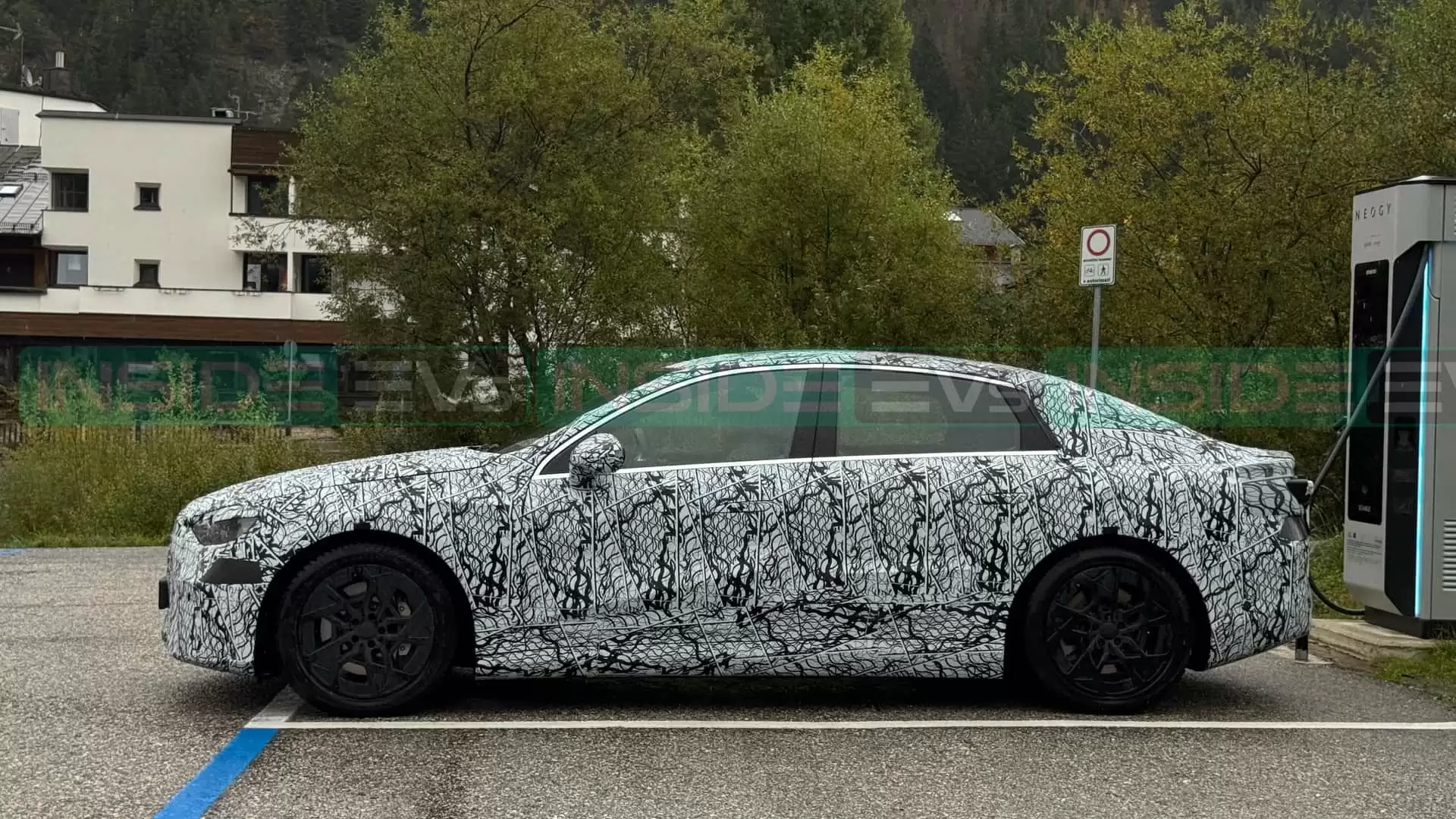 梅赛德斯-奔驰纯电C级侧面