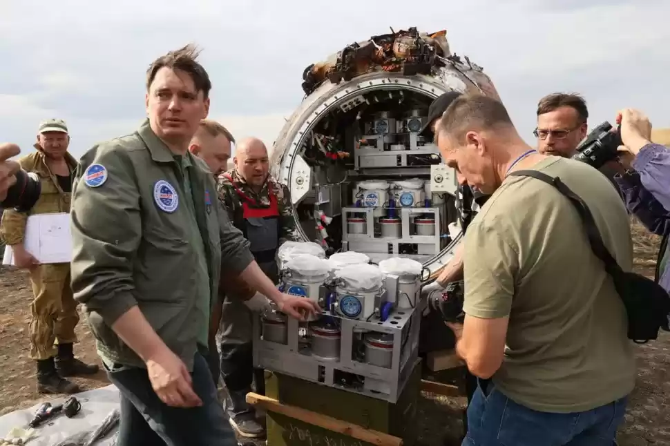 科研人员检查返回舱