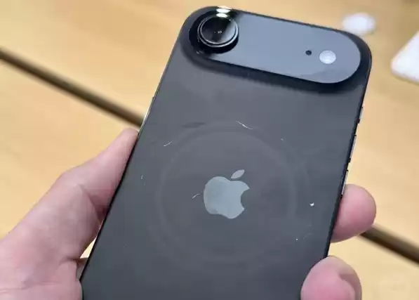 iPhone 17现绿屏与划痕门，苹果回应非质量问题