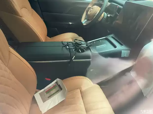 岚图全新旗舰SUV泰山内饰曝光，配华为四激光雷达+鸿蒙座舱