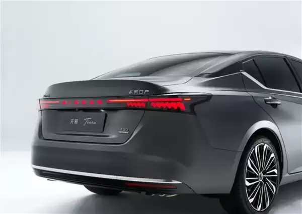 号称全球首个鸿蒙座舱燃油车