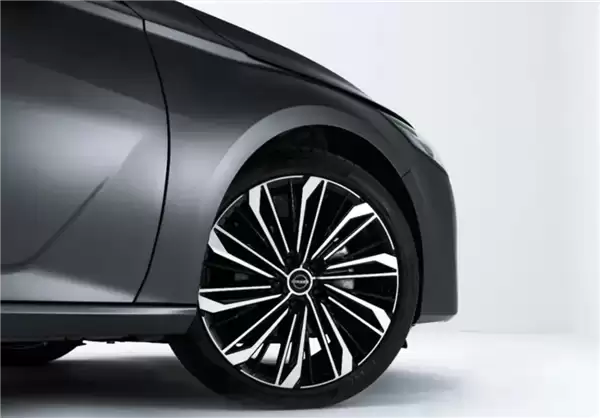 号称全球首个鸿蒙座舱燃油车