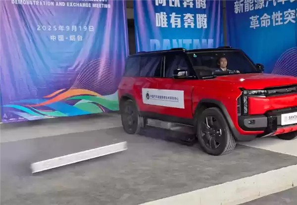 汽车电池热失控时自动弹射引争议!企业负责人:不存在“把危险留给别人”