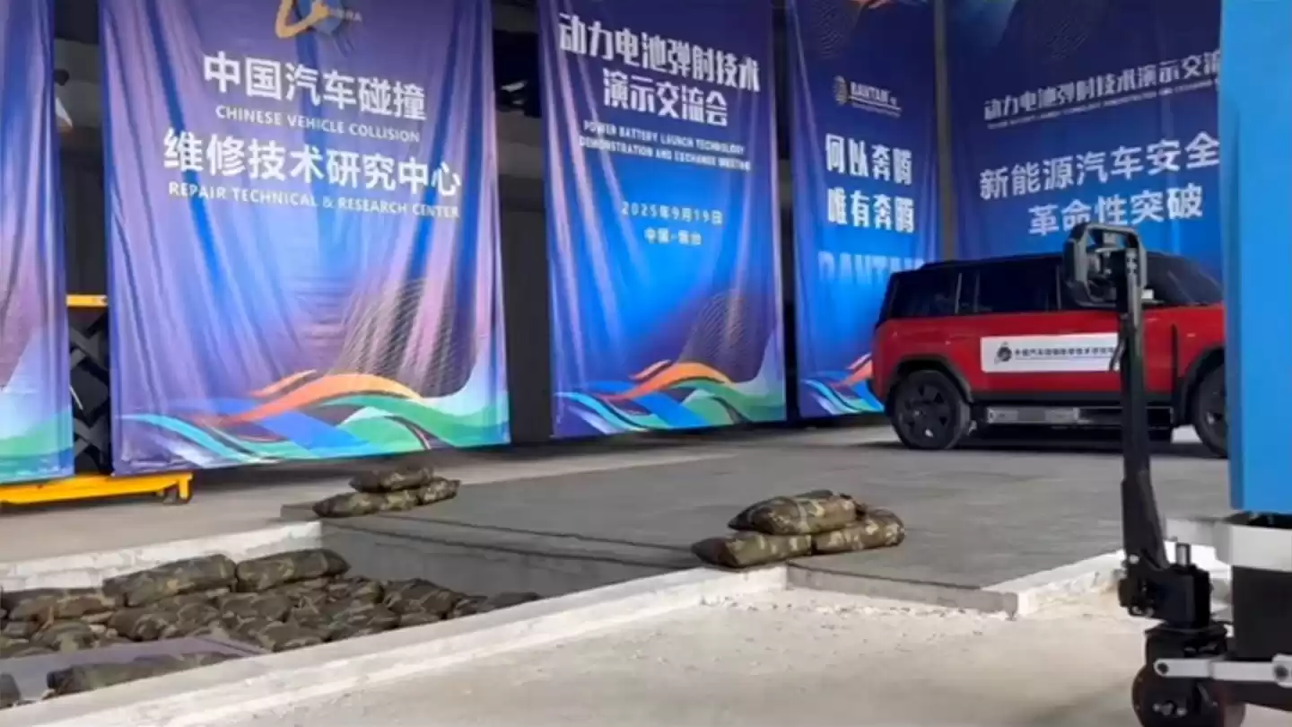 汽车热失控自动弹射电池演示