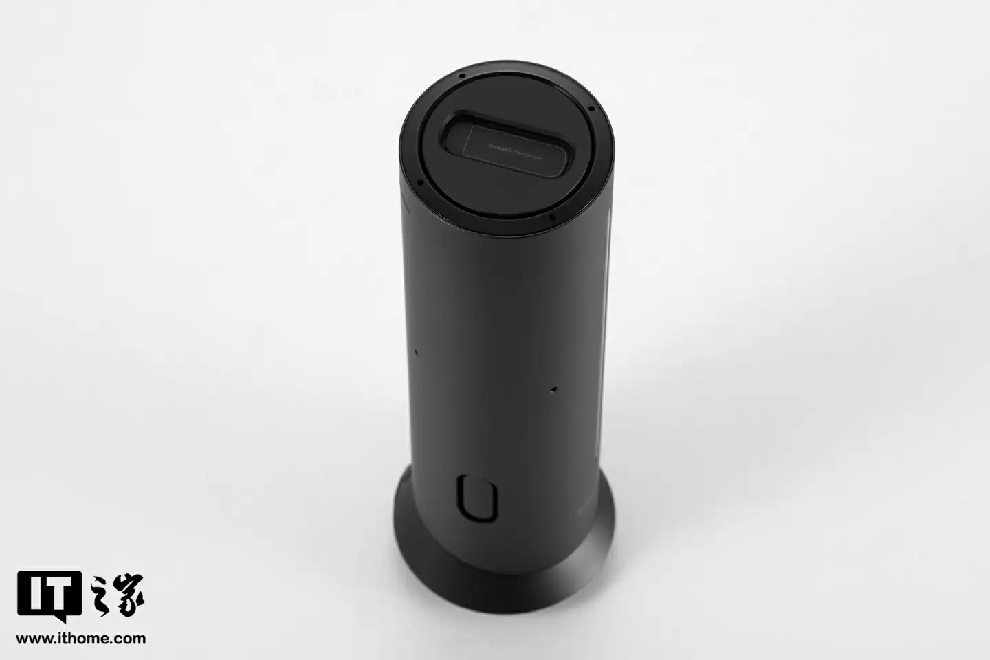 【IT之家开箱】影石首款 AI 录音全向麦克风 Insta360 Wave 图赏：“悬浮式”设计亮眼，底座配备隐藏式触屏