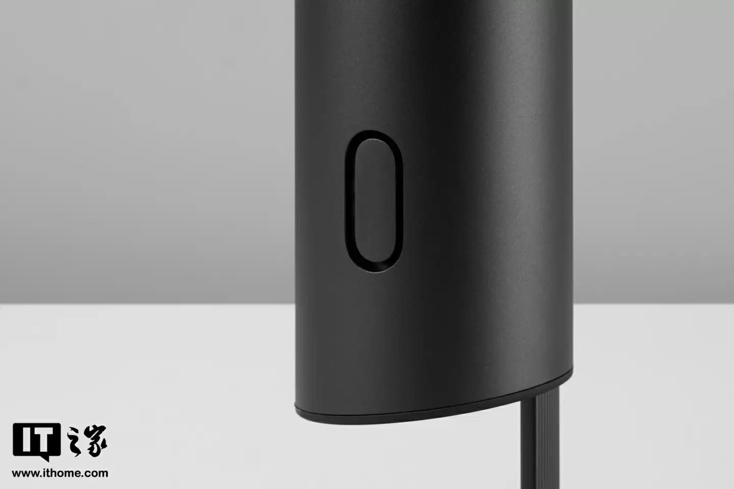 【IT之家开箱】影石首款 AI 录音全向麦克风 Insta360 Wave 图赏：“悬浮式”设计亮眼，底座配备隐藏式触屏