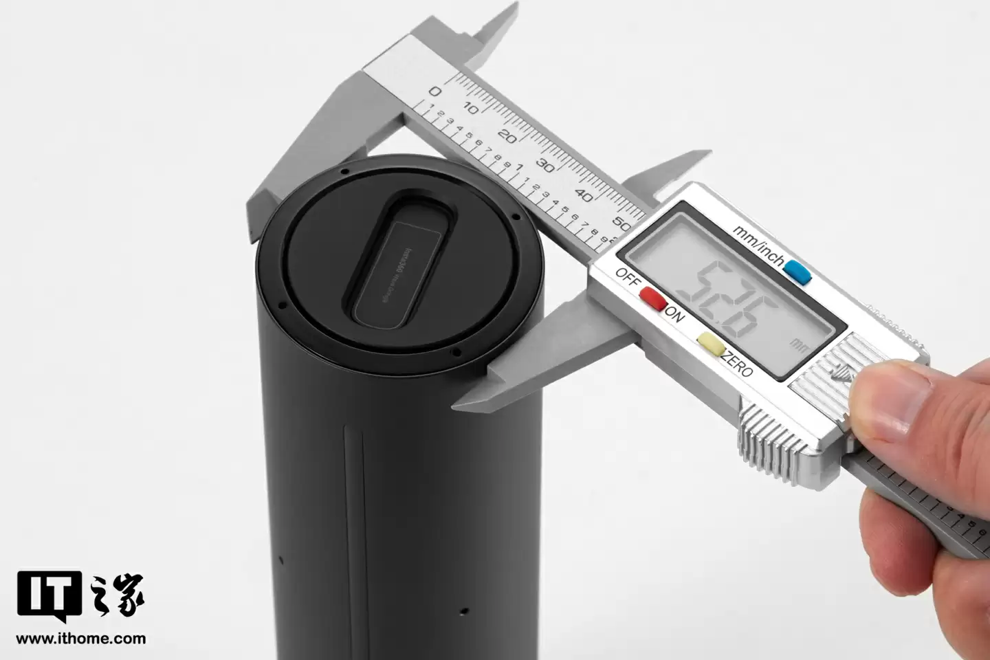 【IT之家开箱】影石首款 AI 录音全向麦克风 Insta360 Wave 图赏：“悬浮式”设计亮眼，底座配备隐藏式触屏