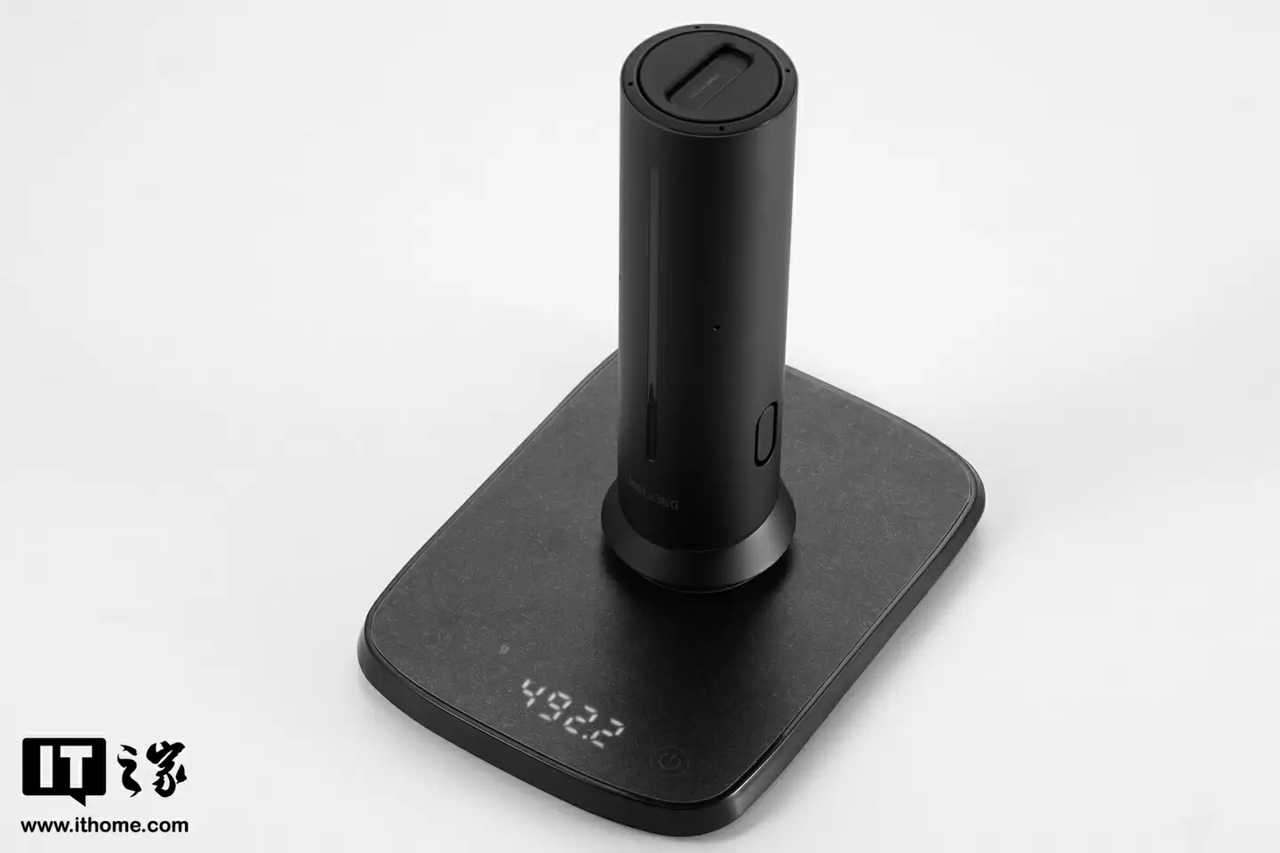 【IT之家开箱】影石首款 AI 录音全向麦克风 Insta360 Wave 图赏：“悬浮式”设计亮眼，底座配备隐藏式触屏