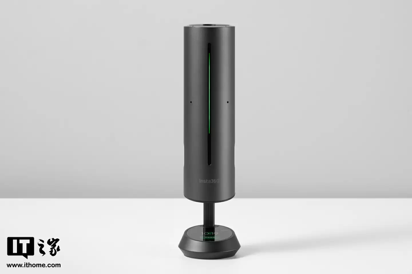 【IT之家开箱】影石首款 AI 录音全向麦克风 Insta360 Wave 图赏：“悬浮式”设计亮眼，底座配备隐藏式触屏