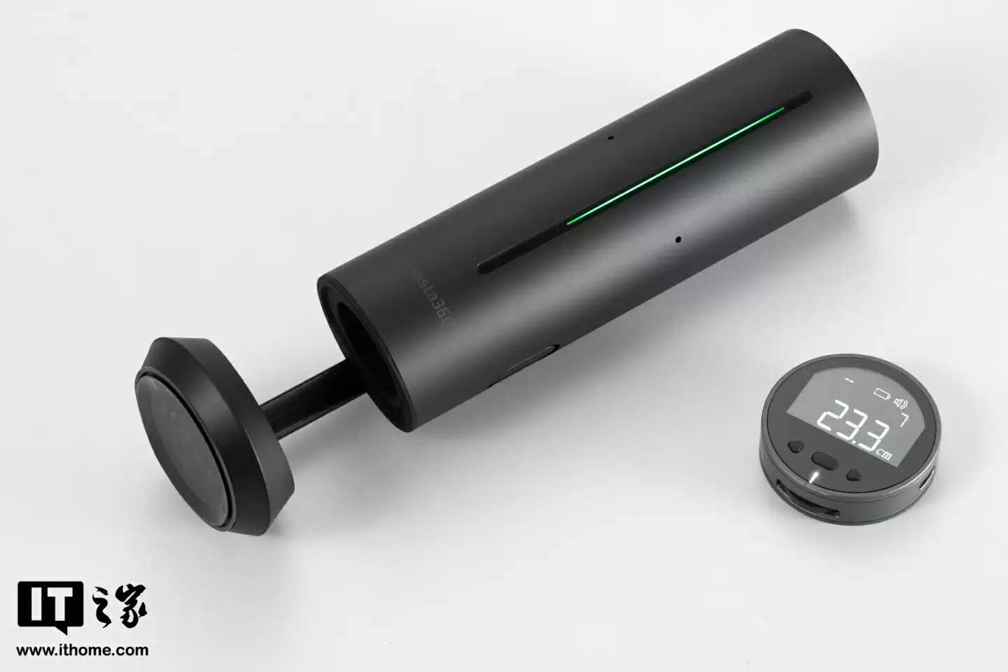 【IT之家开箱】影石首款 AI 录音全向麦克风 Insta360 Wave 图赏：“悬浮式”设计亮眼，底座配备隐藏式触屏