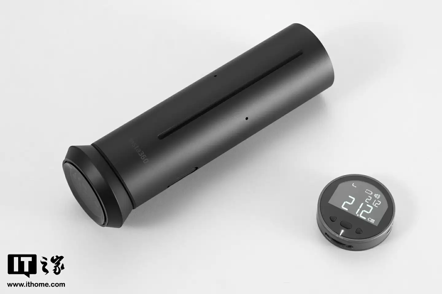 【IT之家开箱】影石首款 AI 录音全向麦克风 Insta360 Wave 图赏：“悬浮式”设计亮眼，底座配备隐藏式触屏