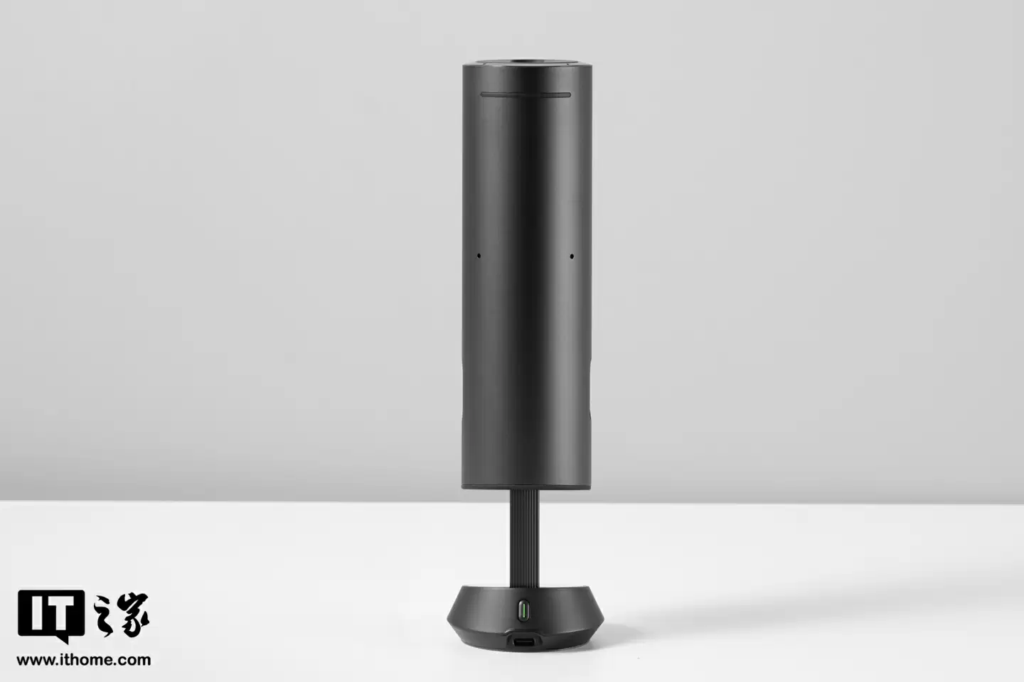 【IT之家开箱】影石首款 AI 录音全向麦克风 Insta360 Wave 图赏：“悬浮式”设计亮眼，底座配备隐藏式触屏