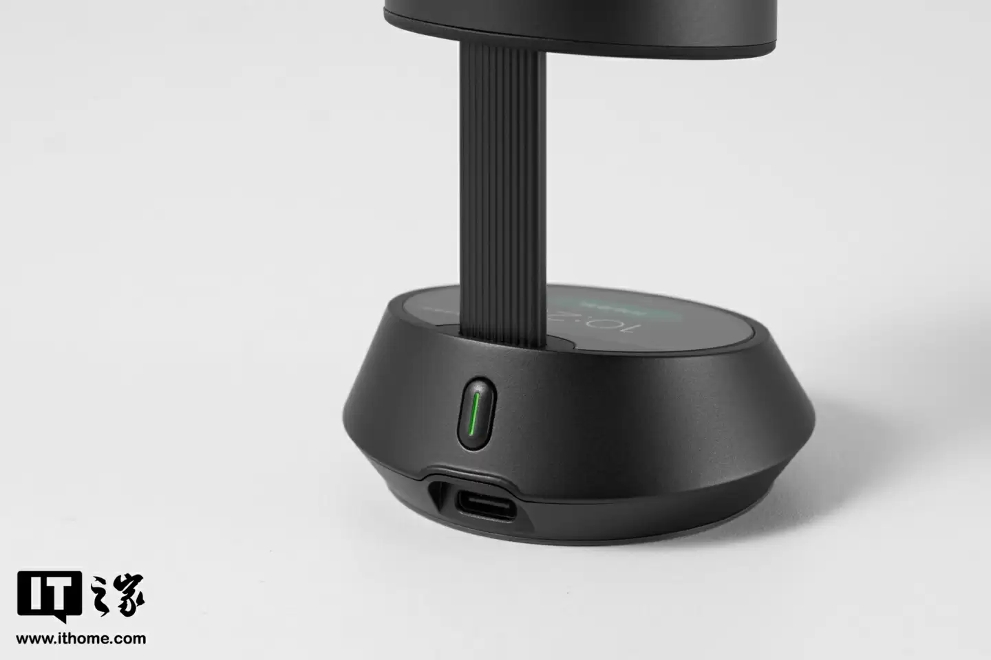 【IT之家开箱】影石首款 AI 录音全向麦克风 Insta360 Wave 图赏：“悬浮式”设计亮眼，底座配备隐藏式触屏