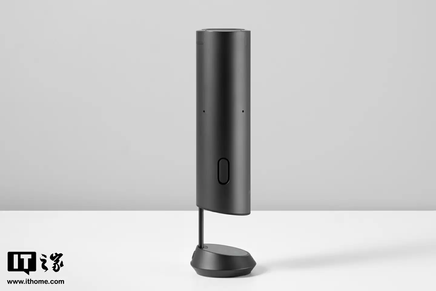 【IT之家开箱】影石首款 AI 录音全向麦克风 Insta360 Wave 图赏：“悬浮式”设计亮眼，底座配备隐藏式触屏