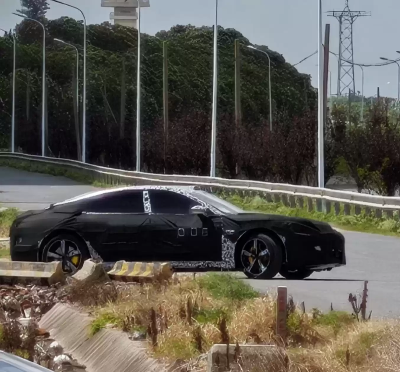 疑似小米SU7 L路测谍照